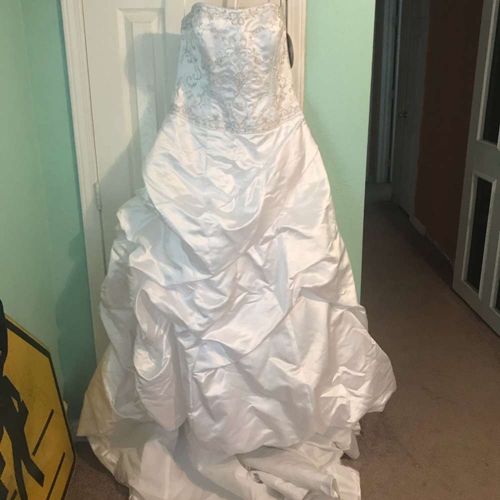 BRAND NEW WEDDING DRESS